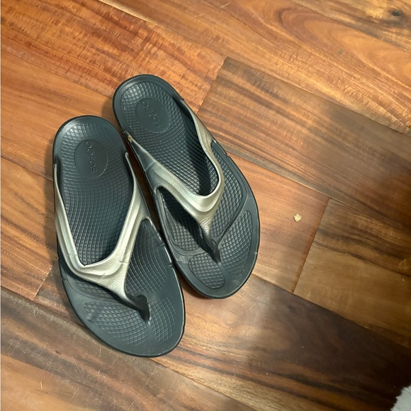 Oofos Black‎ and Gray Sandals size w7 - Picture 2 of 5